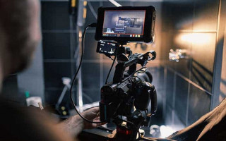 Behind the scenes of filming films or video products and the film crew of the film crew on the set in the pavilion of the film studio.